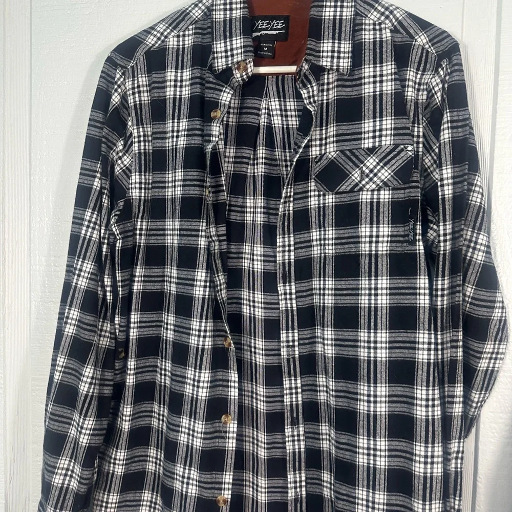Yee Yee Black and White Mens Shirt Size Medium EUC